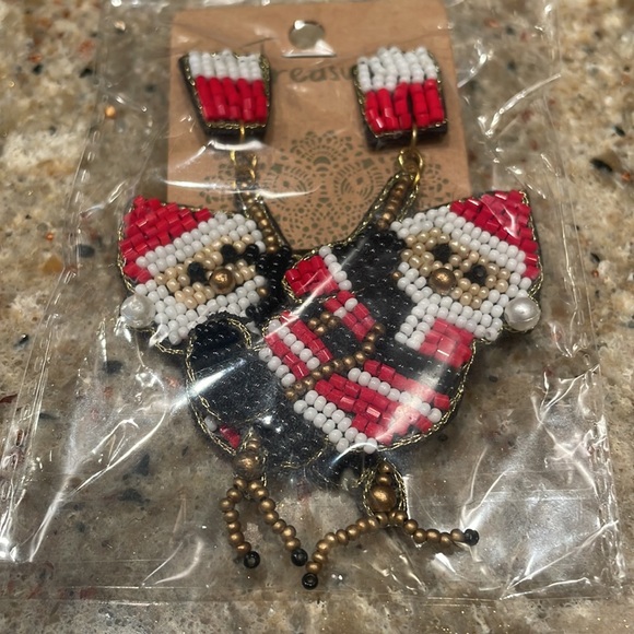 NEW Christmas Climbing Santa Beaded Earrings - Picture 4 of 4